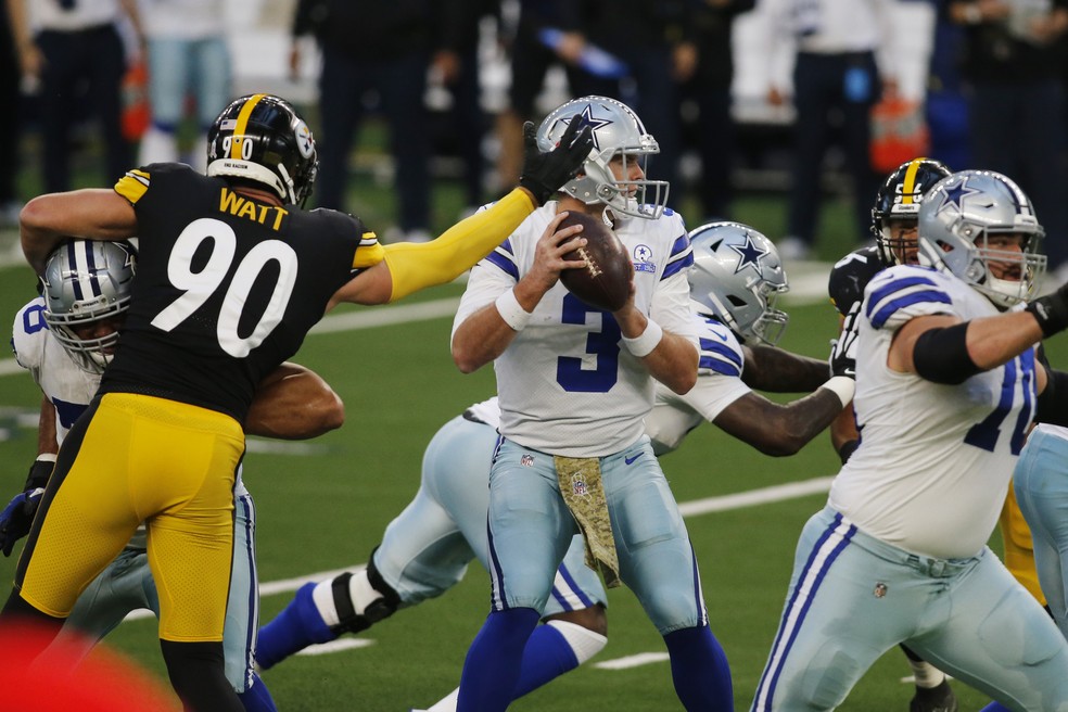 O quarterback Garrett Gilbert, do Dallas Cowboys, em ação contra os Steelers — Foto:  Tim Heitman-USA TODAY Sports