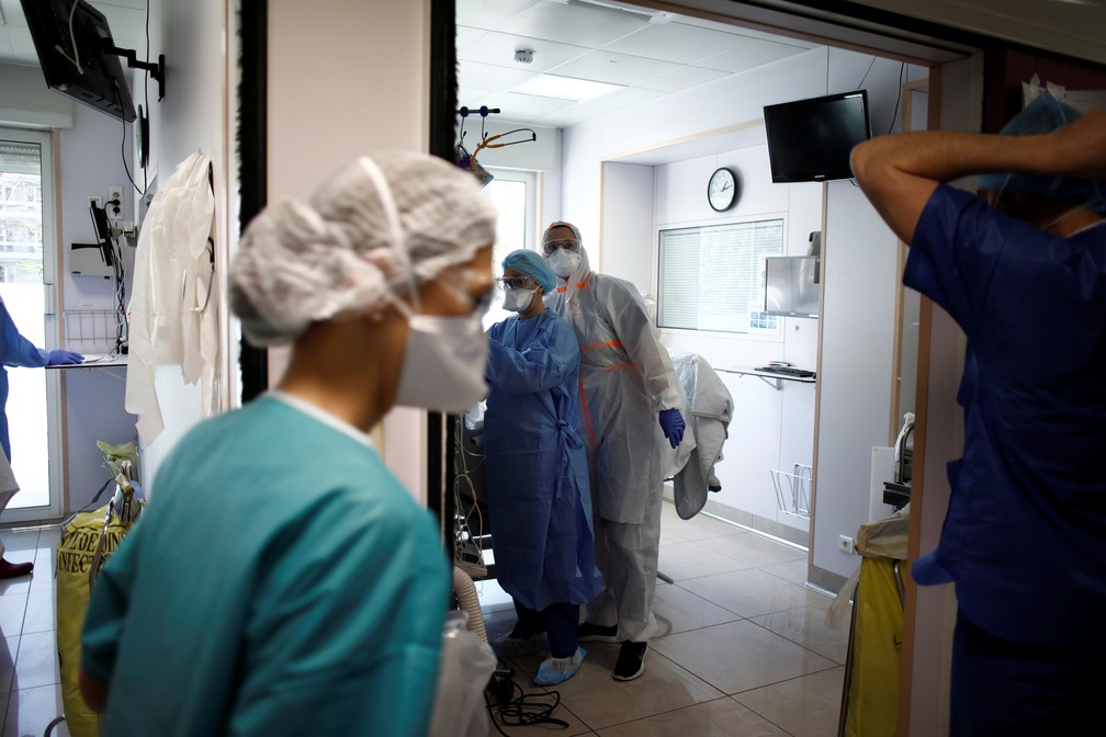 1º de abril: Equipe de saúde com equipamento protetor contra a Covid-19 em Paris, na França. — Foto: Benoit Tessier/Reuters