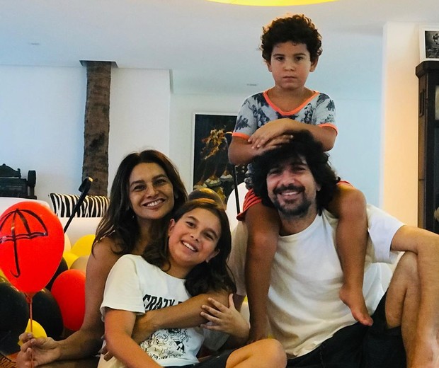 Dira Paes faz retrato com família completa e celebra aniversário do filho -  Quem | QUEM News