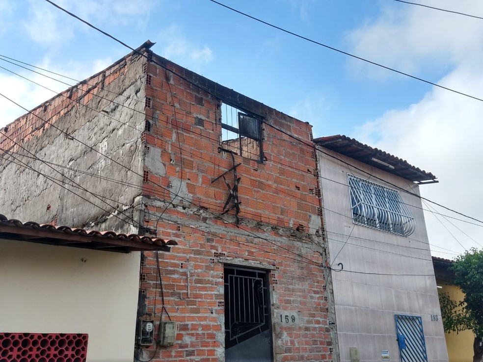 Suspeito de matar comerciante tem casa incendiada â€” Foto: Halisson Ferreira