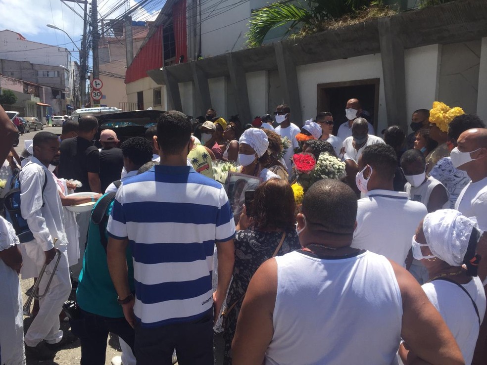 Familiares e amigos acompanharam saída do corpo de Cira da casa em que ela morava, em Itapuã, onde velório foi feito — Foto: Dalton Soares/ TV Bahia
