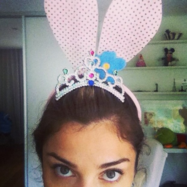 Grazi Massafera se diverte com orelhas de coelho (Foto: Reprodução / Instagram)