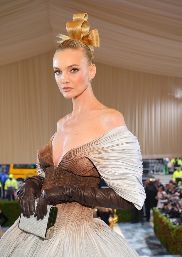 NEW YORK, NEW YORK - MAY 02: (Exclusive Coverage) Caroline Trentini arrives at The 2022 Met Gala Celebrating "In America: An Anthology of Fashion" at The Metropolitan Museum of Art on May 02, 2022 in New York City. (Photo by Kevin Mazur/MG22/Getty Images  (Foto: Getty Images for The Met Museum/)