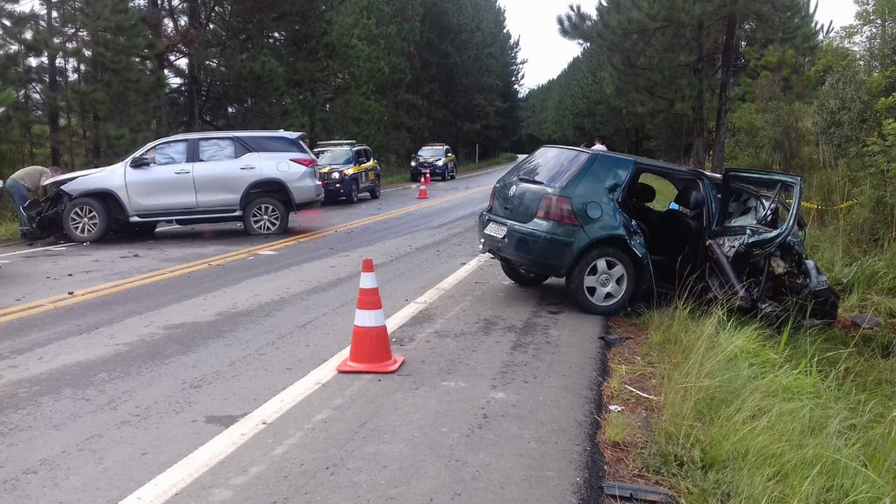 Segundo a PRF, um carro invadiu a pista contrária e bateu de frente contra outro, na BR-153, em Imbituva — Foto: Divulgação/PRF