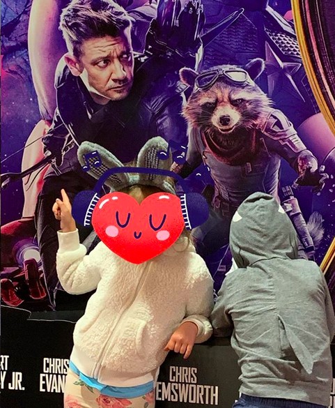 A filha de seis anos do ator Jeremy Renner, Ava, em frente a um cartaz de Vingadores: Ultimato (2019) (Foto: Instagram)