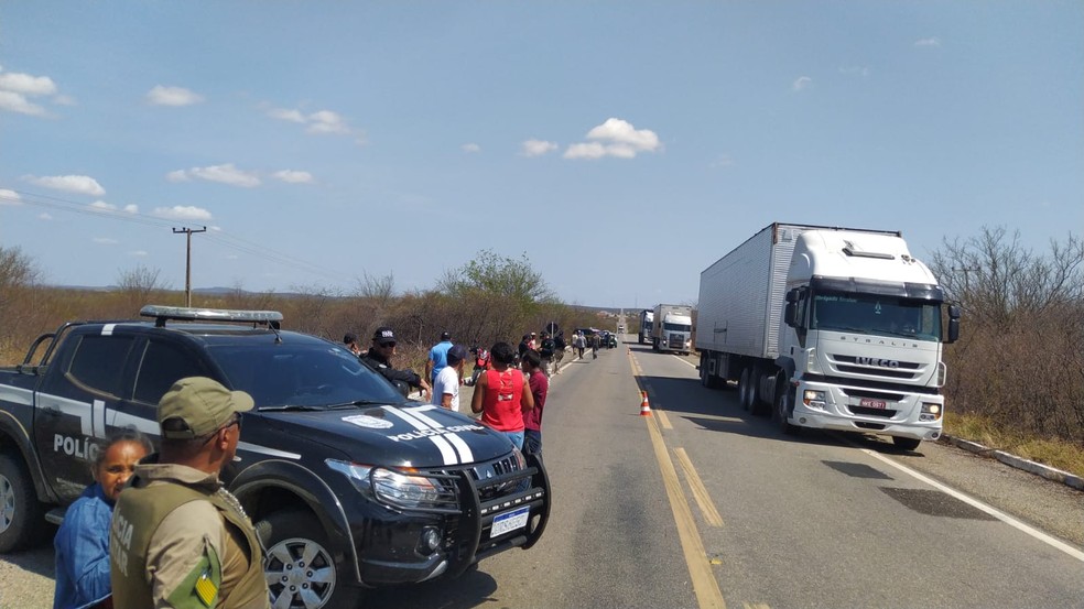 Pedestre morre após ser atropelado por caminhonete durante caminhada na BR-407, em Jacobina do Piauí — Foto: Divulgação /PM-PI