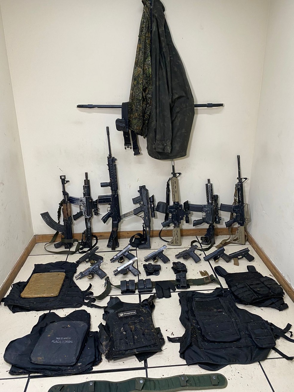Fuzis e outras armas apreendidas na Grajaú-Jacarepaguá — Foto: Reprodução