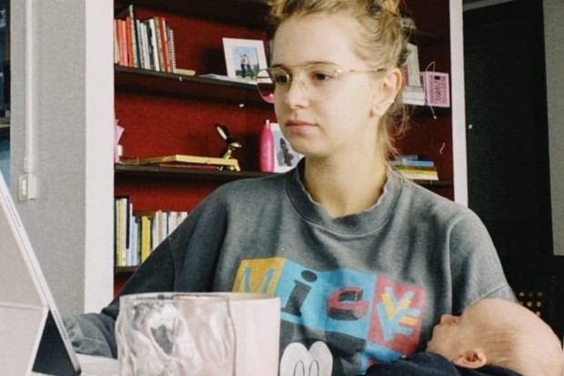 Isa Scherer trabalha enquanto segura um de seus bebês no colo — Foto: Reprodução/Instagram