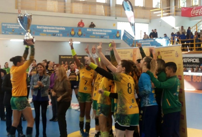Seleção feminina de handebol comemora o título na Espanha (Foto: Divulgação)