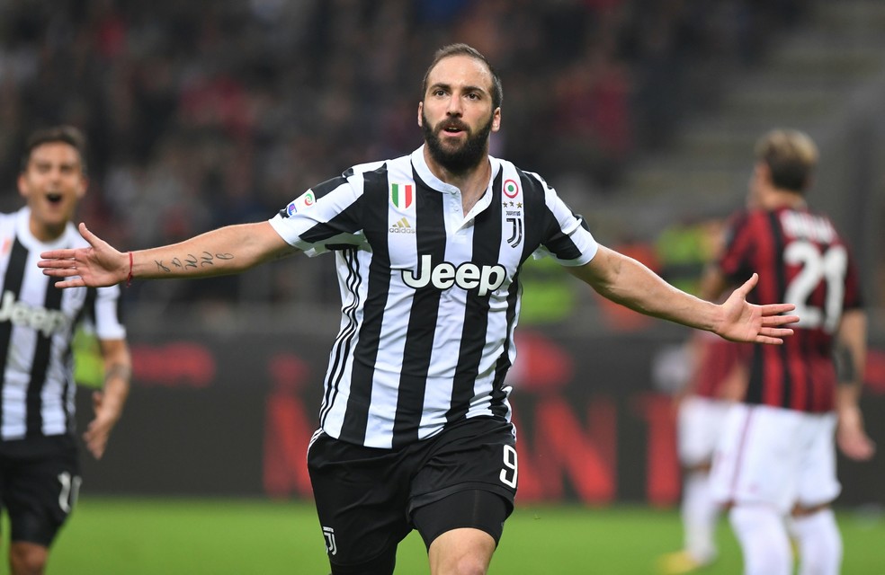 Higuain comemora gol contra o Milan: argentino de 30 anos vai vestir sua terceira camisa na ItÃ¡lia (Foto: Reuters)