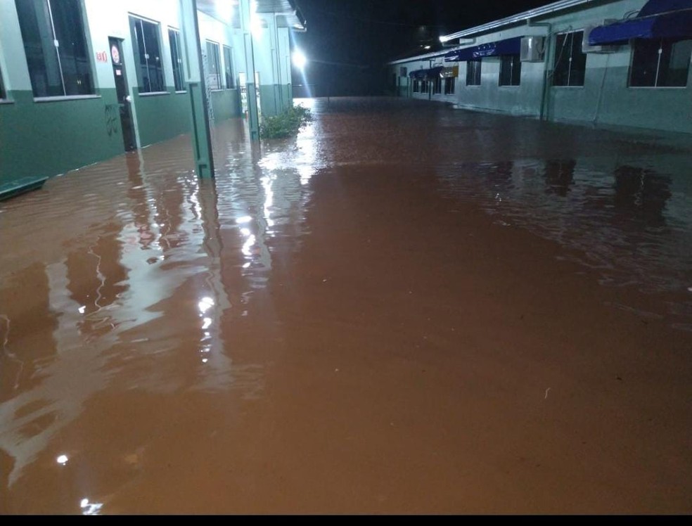 Escola Municipal Castorina Sabo Mendes ficou completamente alagada  — Foto: Divulgação