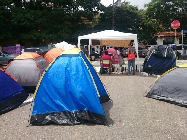 Pessoas acampam em frente a Diretoria de Ensino em Sorocaba (Foto: Carlos Dias/G1)