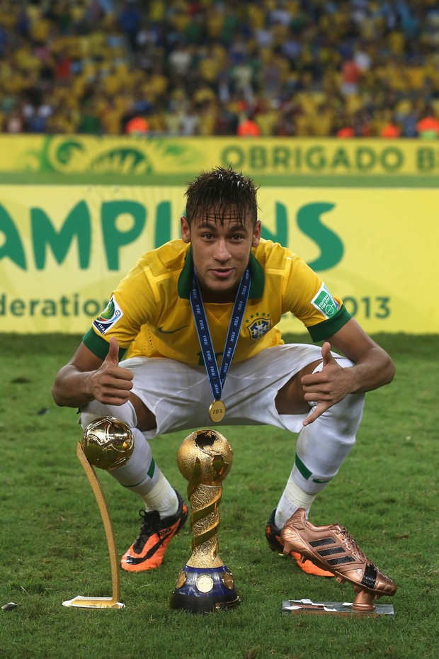 Neymar com troféus (Foto: Getty Images)
