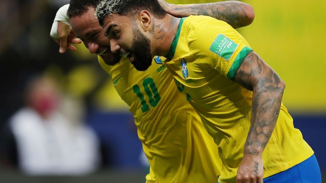 Gabigol comemora com Neymar o quarto gol do Brasil