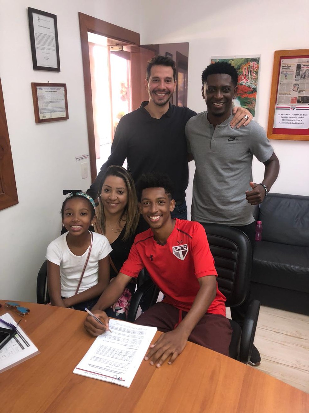 Talles assina o primeiro contrato profissional com o São Paulo (Foto: Divulgação)