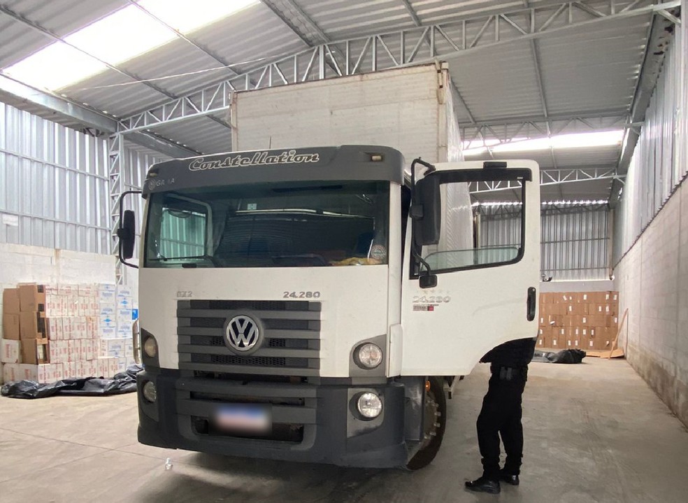 Policia Federal apreende 36 milhões de cigarros em depósito de Caruaru — Foto: Polícia Federal