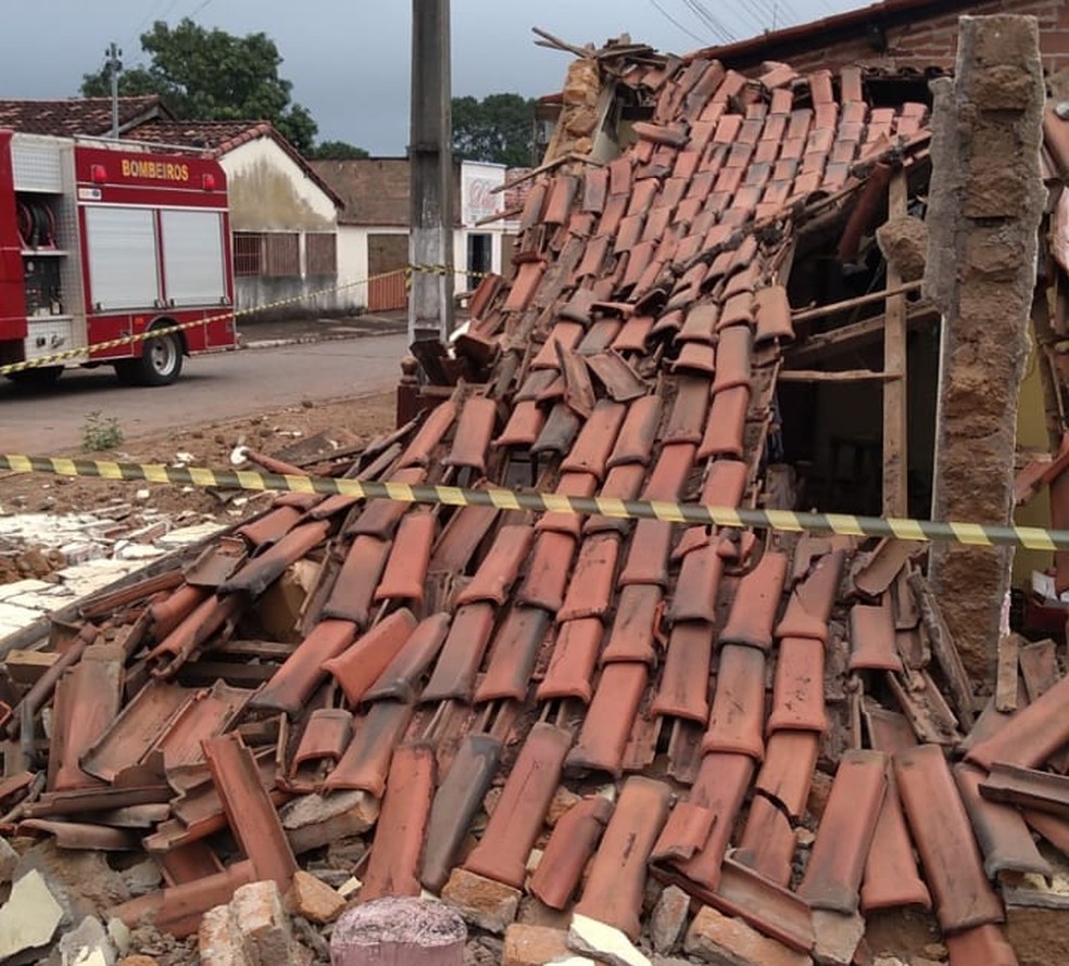 Casa desabou depois que um caminhão passou pela rua — Foto: Bombeiros/Divulgação