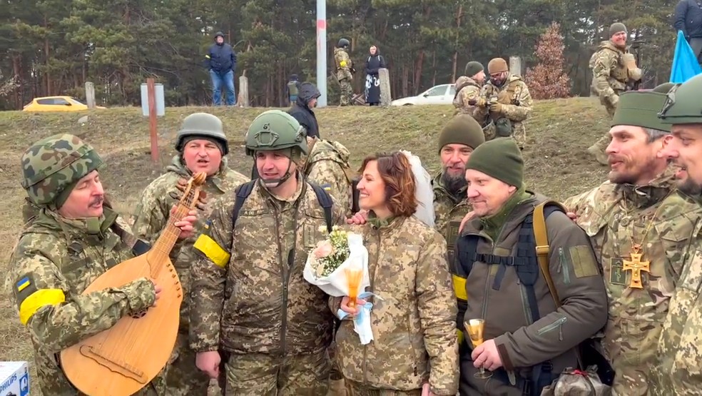 Lesya e Valeriy se casaram neste domingo em um dos pontos de controle de Kiev — Foto: Reprodução