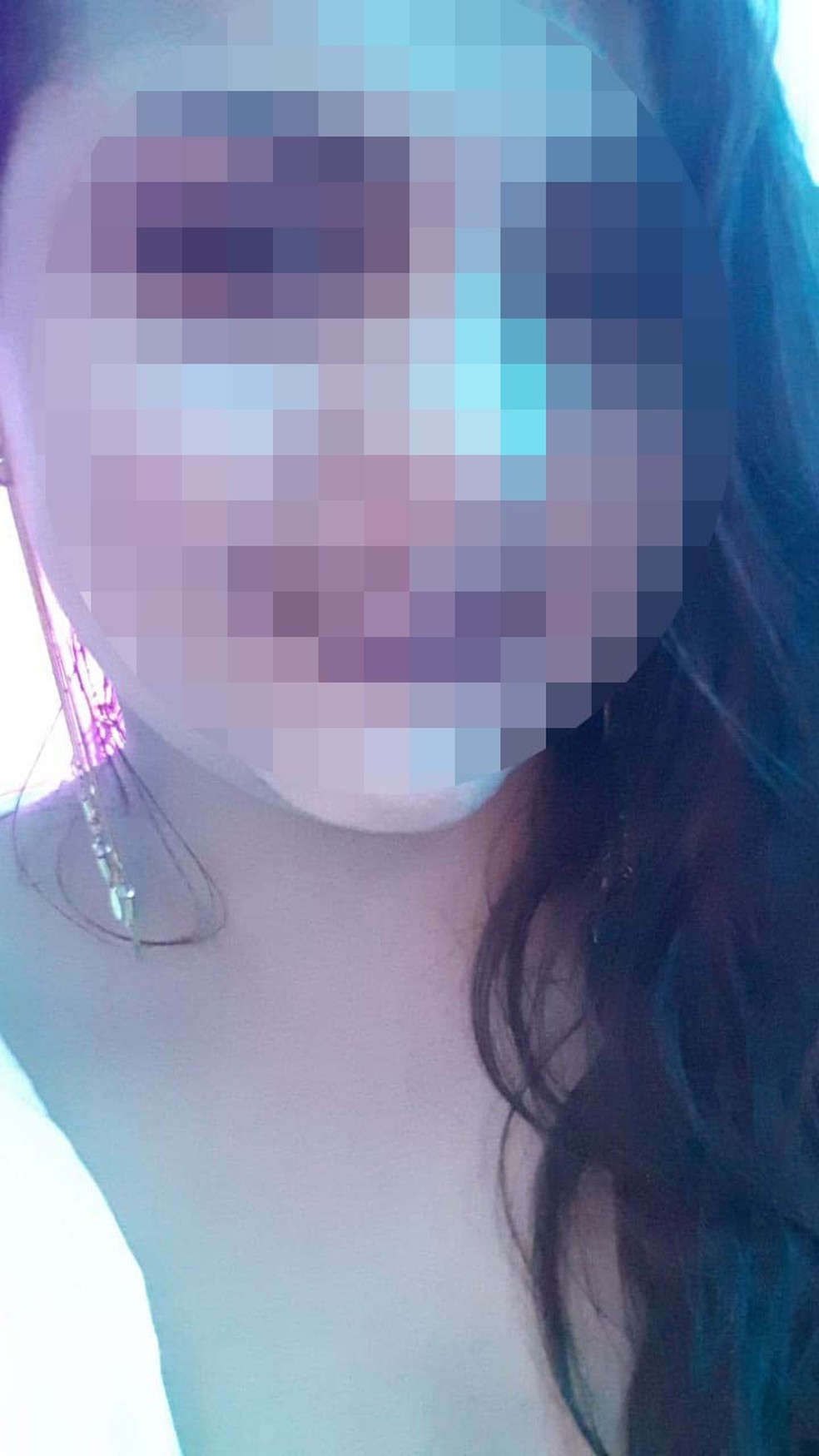 Jovem relatou que policial a chamou para uma sala dentro da delegacia e chegou a passar a mãe nela em Guarujá, SP — Foto: Arquivo pessoal