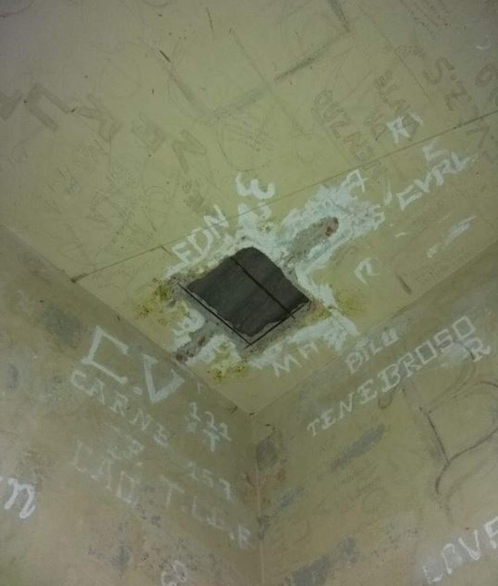 Presos fizeram um buraco no teto da cela por onde fugiram  (Foto: Arquivo pessoal )