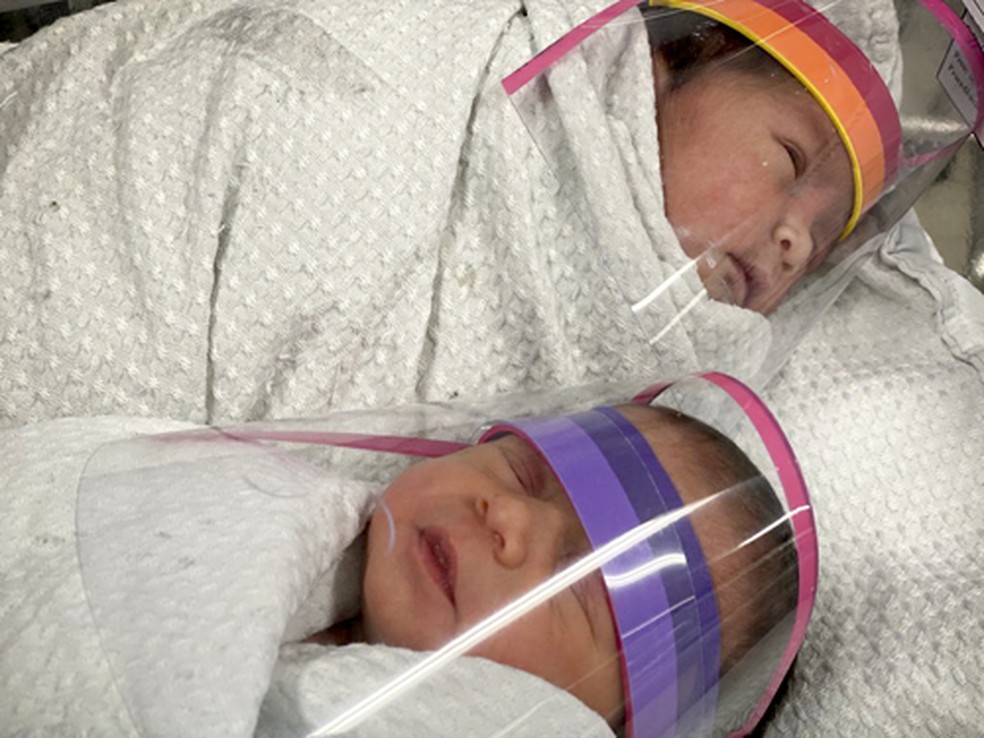 Gêmeas ganham máscara de proteção contra coronavírus em maternidade pública do DF — Foto: Divulgação/Saúde-DF