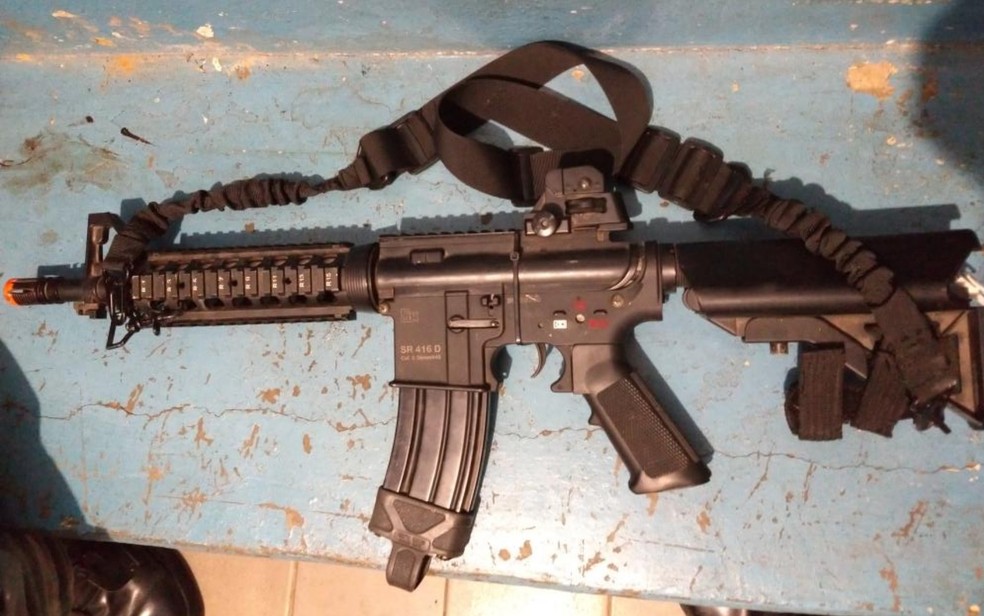 Fuzil de airsoft apreendida com o corretor de 34 anos, suspeito de atirar na criança, em Caldas Novas Goiás — Foto: Divulgação/PM