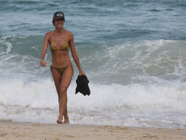 Cynthia Howlett caminha pela praia da Barra da Tijuca (Foto: Dilson Silva/AgNews)
