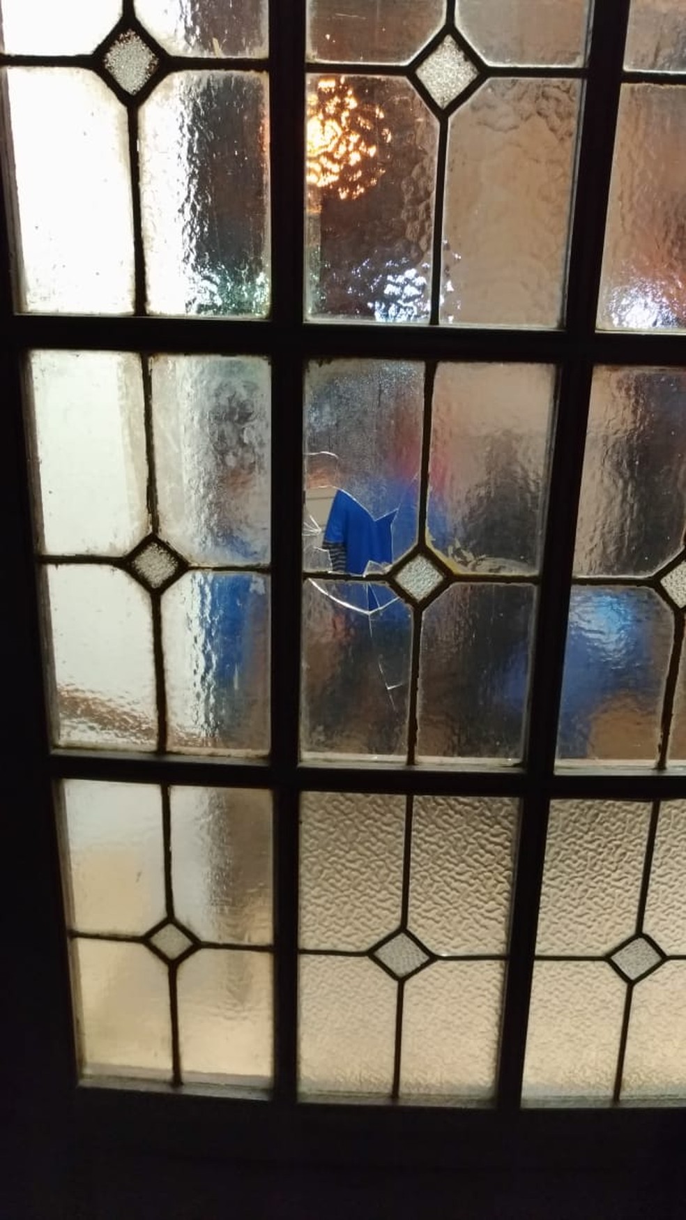 Vidro Ã© quebrado na sede do Fluminense (Foto: DivulgaÃ§Ã£o)