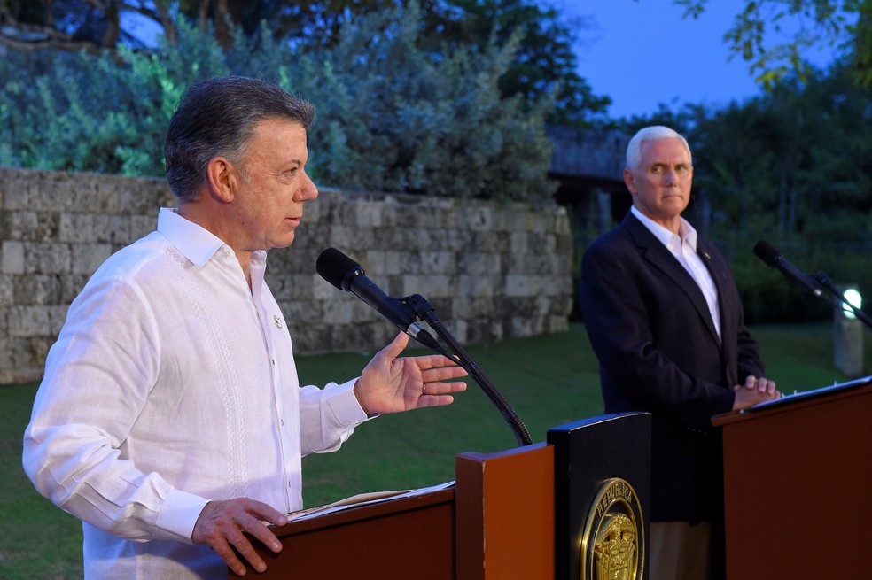 Presidente colombiano, Juan Manuel Santos, e o vice-presidente dos EUA, Mike Pence, durante coletiva de imprensa em Cartagena, na Colômbia  (Foto: Colombian Presidency/ Reuters)
