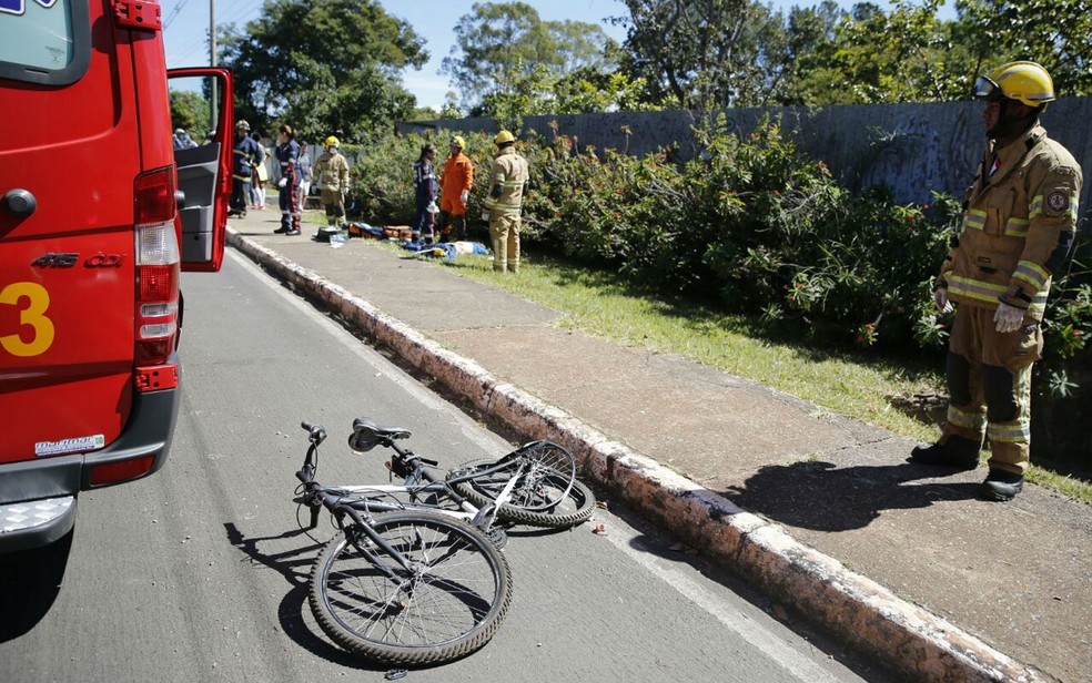 Ciclista de 60 anos morre após ser atropelado por motorista embrigada em Brasília (Foto: Corpo de Bombeiros/Divulgação)