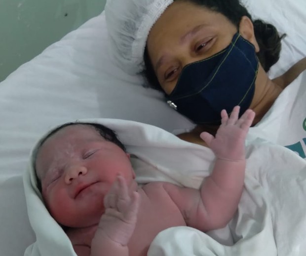 Elaine deu à luz Sarah Beatriz em uma cesárea feita sem energia, iluminada por celulares (Foto: Arquivo Pessoal)
