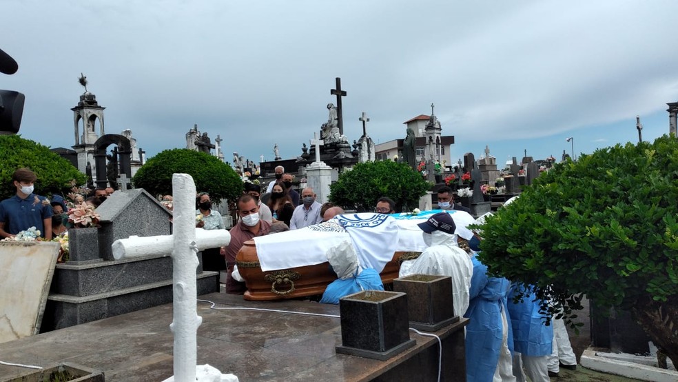 Ex-deputado Bonifácio Andrada é sepultado em Barbacena — Foto: Vagner Tolendato/G1
