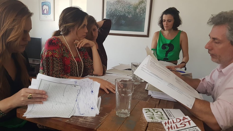 Grupo de atores durante ensaio para levar as cartas de Hilda Hilst ao teatro (Foto: Daniel Fuentes)