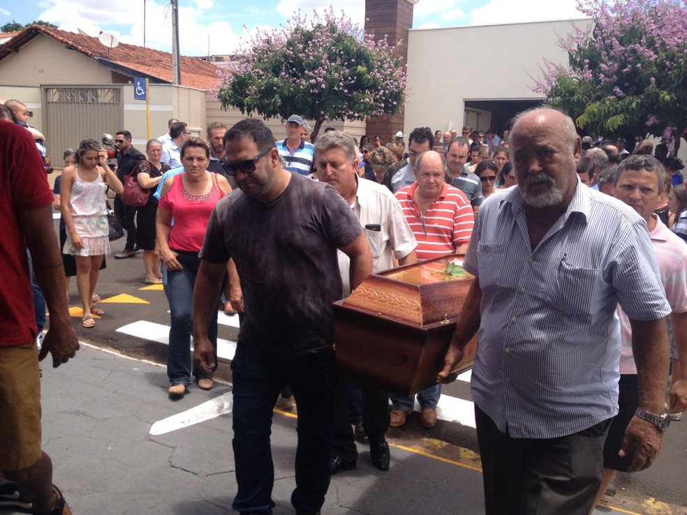 Corpo de Kelly sendo levado para ser enterrado em Guapiaçu (Foto: Heloísa Casonato/G1)