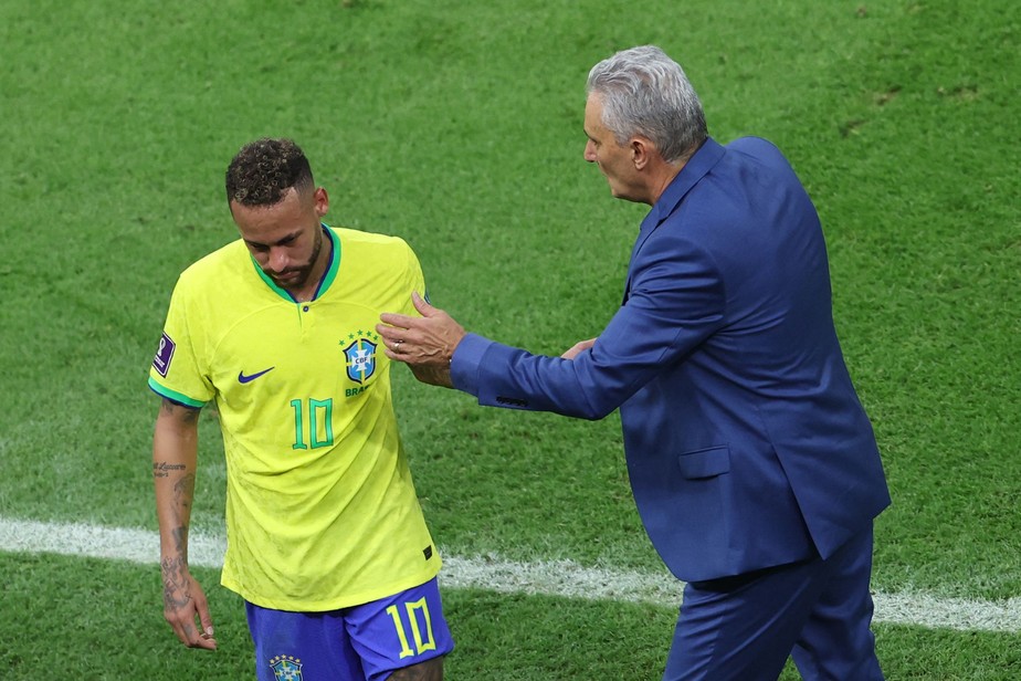Neymar é consolado pelo técnico Tite na saída de campo, na estreia contra a Sérvia: camisa 10 do Brasil teve lesão ligamentar no tornozelo