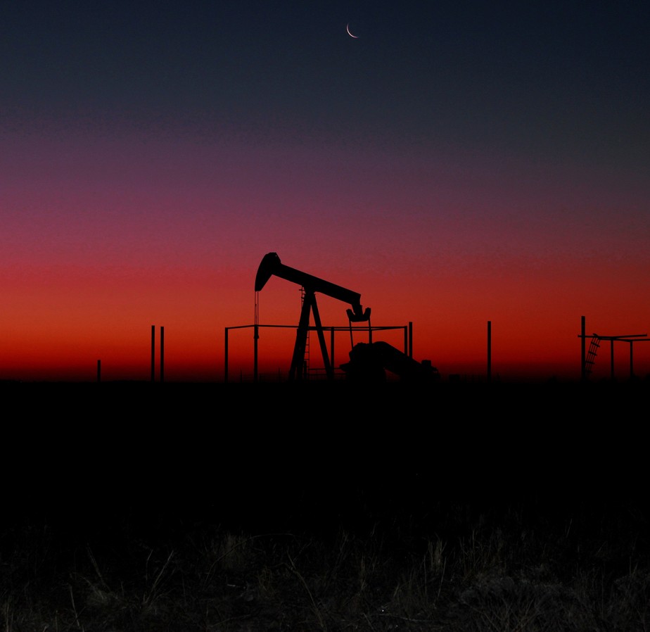 Petróleo passa a subir com investidor atento a sanções contra Rússia