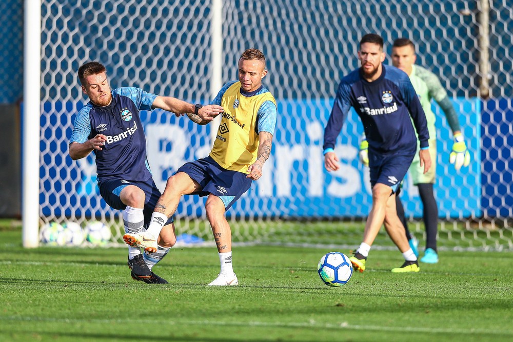 Meio-campista do Grêmio minimiza preocupação com Vitinho