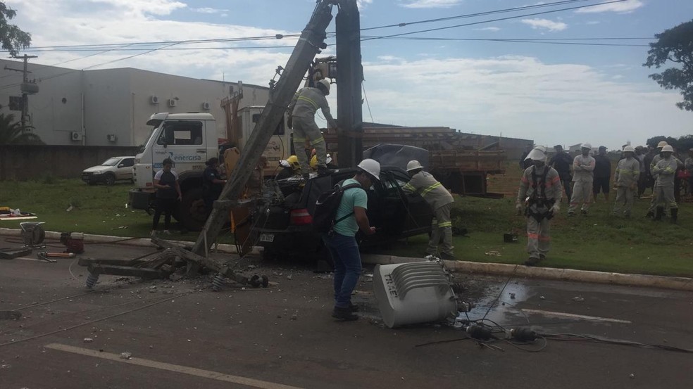 Colisão de veículo partiu poste ao meio e acidente deixou quatro pessoas feridas em MT — Foto: TVCA/Reprodução