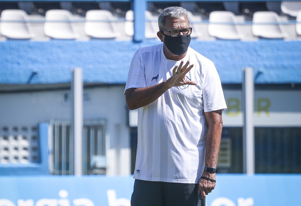 Hélio dos Anjos concedeu entrevista coletiva nesta sexta-feira, dia 7 — Foto: Jorge Luiz/Ascom Paysandu