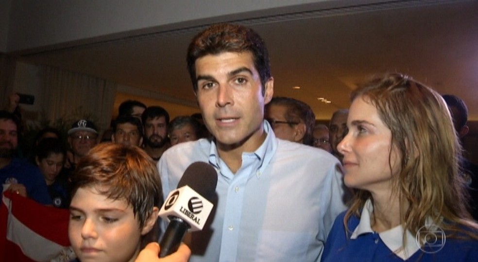 Helder Barbalho comemorou a vitória na casa dele, em Ananindeua. — Foto: Reprodução / TV Liberal