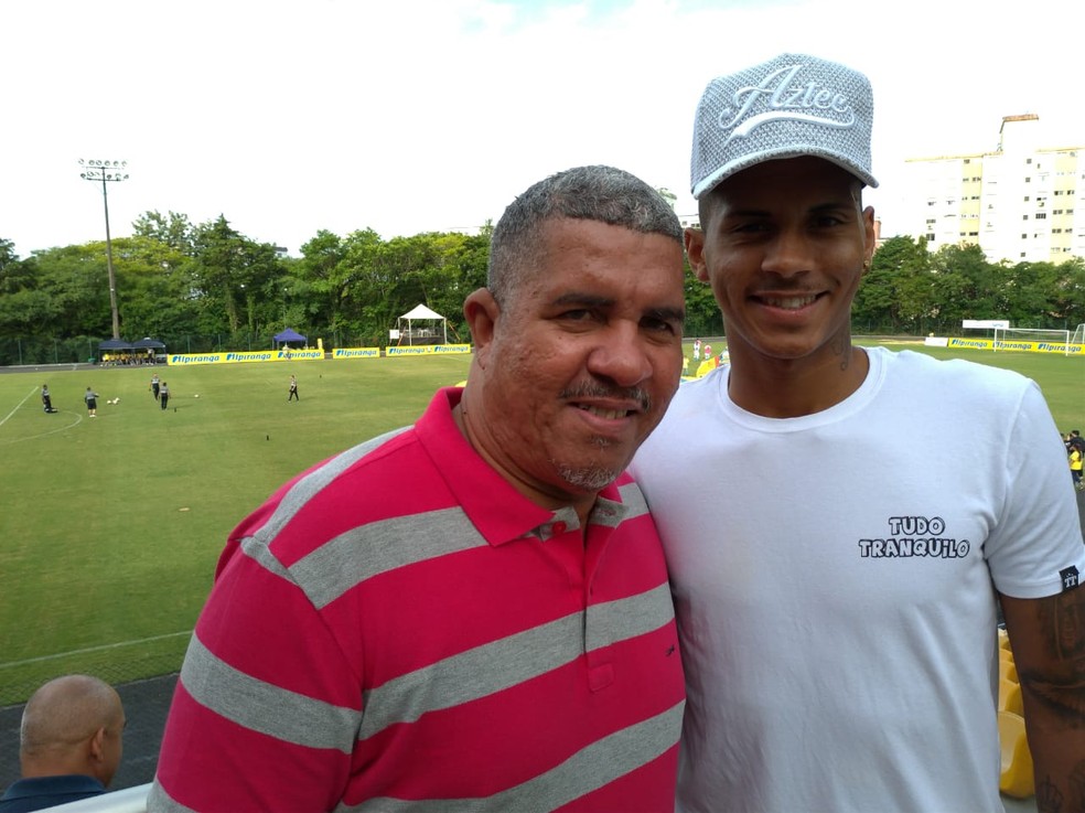 Da Silva, atacante do Grêmio, e o pai, Robson — Foto: Lucas Bubols