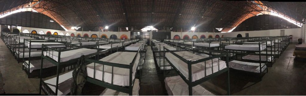Abrigo tempórário Latife Salomão tem 500 camas distribuídas em beliches (Foto: Exército/Divulgação)