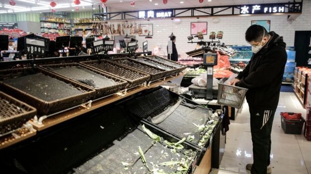 Sob quarentena, Wuhan tem enfrentado desabastecimento parcial em alguns supermercados (Foto: Getty Images via BBC News)