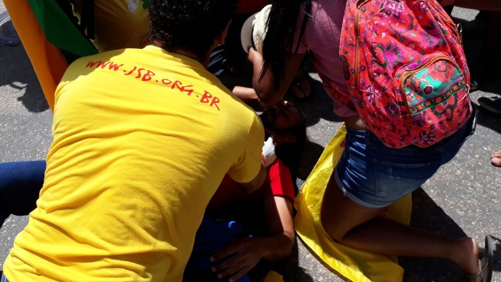 Manifestante foi atingido por bala de borracha no ato em favor de Lula em João Pessoa  (Foto: André Resende/G1)