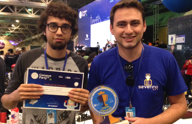 O programador Russian Rebouças e o desenvolvedor André de Souza recebem o prêmio pelo Severino App na Startup 360, da Campus Party (Foto: Divulgação)