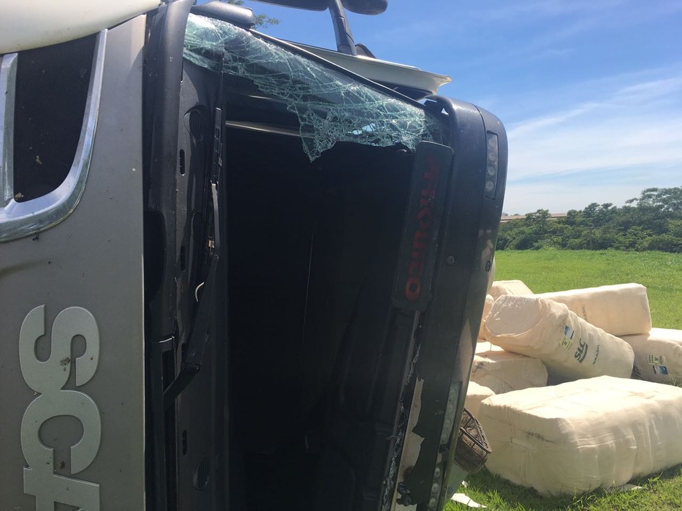 Carreta com algodão tombou em Álvares Machado (Foto: Valmir Custódio/G1)