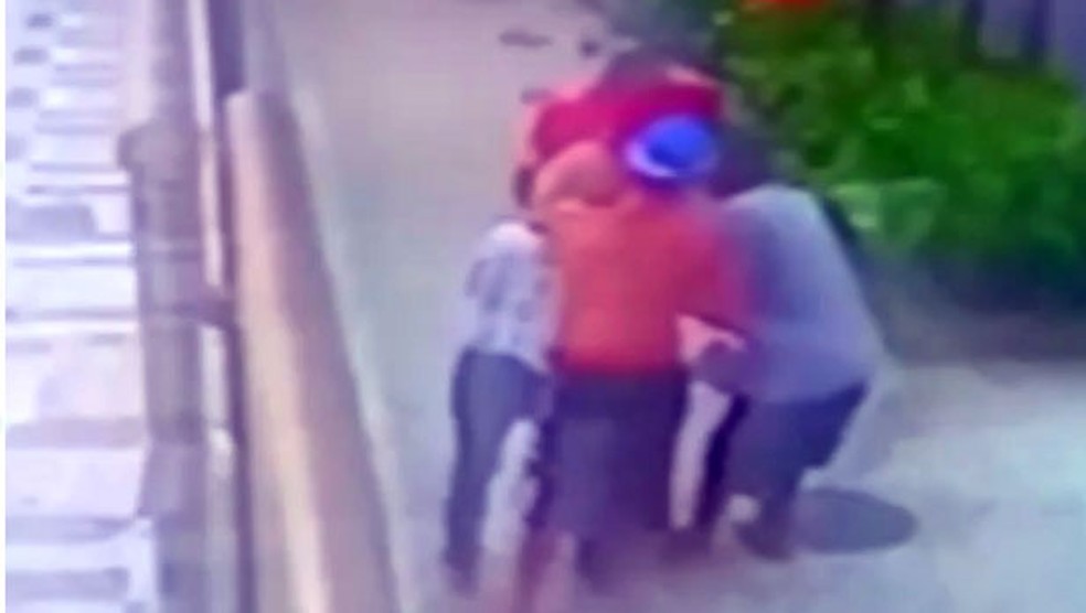 Mulher é rendida por três assaltantes na porta de casa em Ipanema (Foto: Reprodução)