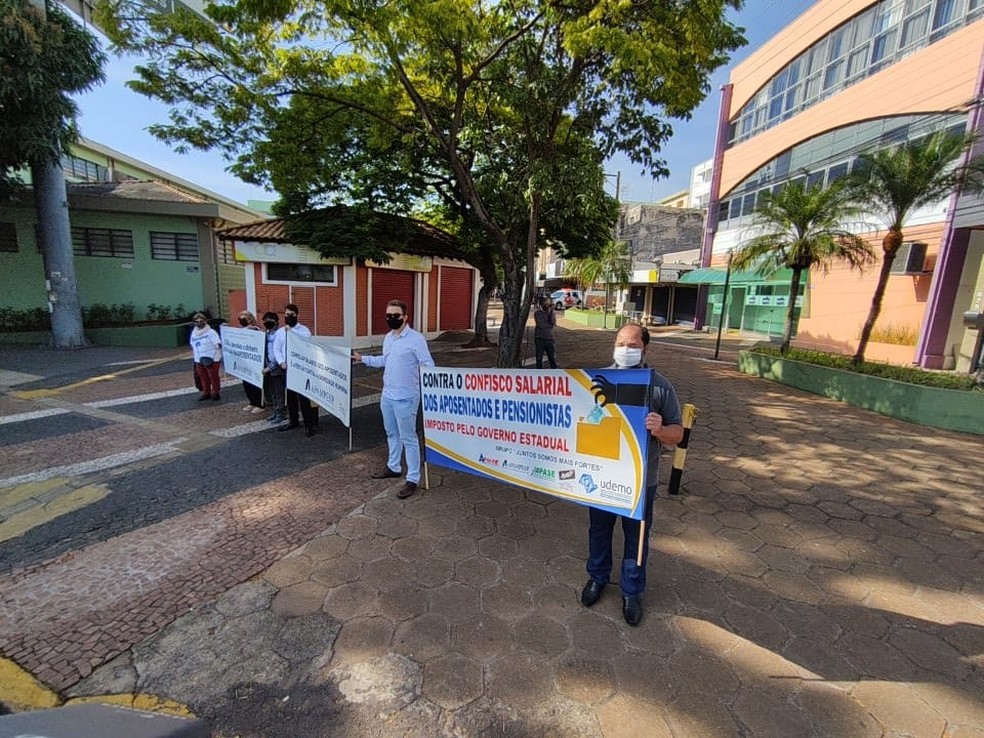 Grupo realizou protesto pacífico contra Doria em Presidente Prudente — Foto: Murilo Zara/TV Fronteira