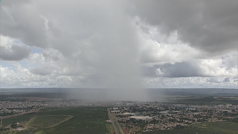 Chuva que atinge 'área isolada' do DF, imagem em registro — Foto: TV Globo/Reprodução