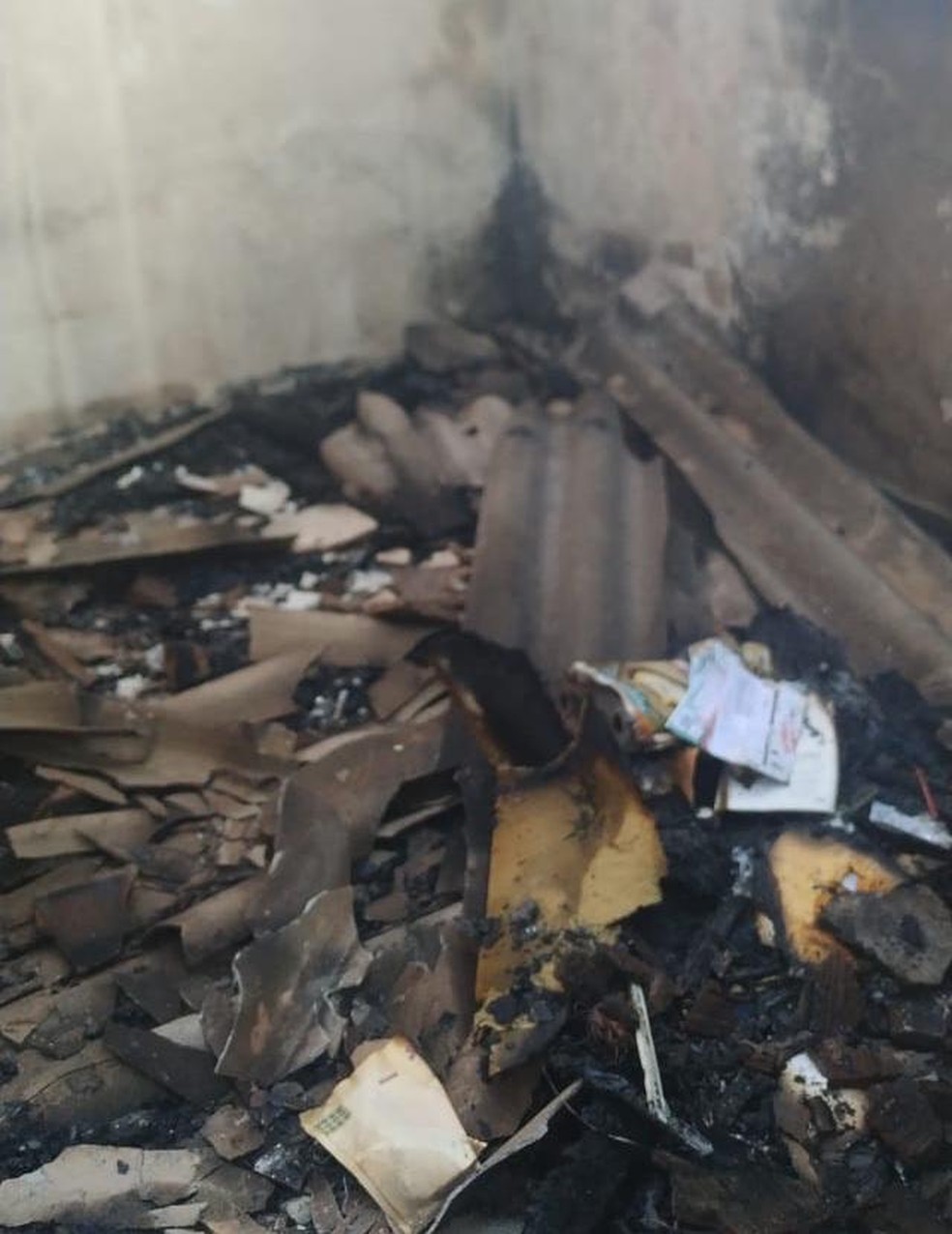 Quarto de mulher que foi encontrada morta ficou destruído por conta do fogo, em Ponta Porã. — Foto: Site Porã News